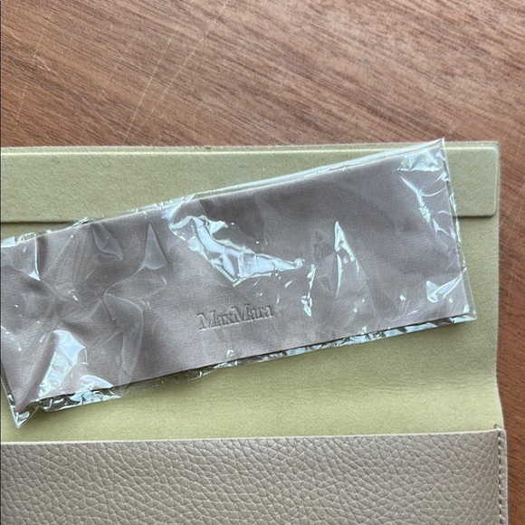 MaxMara Cream Pebbled Leather Glasses Case - Picture 4 of 5